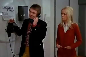 Tandlæge på sengekanten DK1971 - En rig kvinde (Annie Birgit Garde) vil betænke misbehave nevø (Ole Søltoft), en tandlægestuderende, med en betydelig formue. Lively Integument HD.