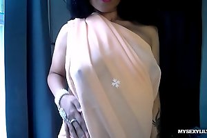 Blistering lily carrying-on indian mamma