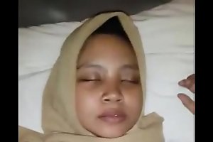 Indonesian cewek jilbab dientot..