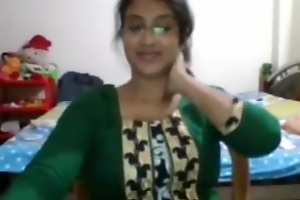 Desi babe showing surpassing webcam